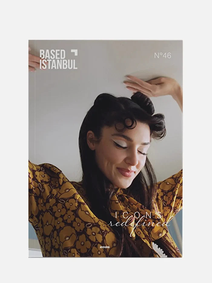 BASED ISTANBUL Issue No46 Hande Erçel - 4 – kahverengi çiçek desenli elbise, önden görünüm